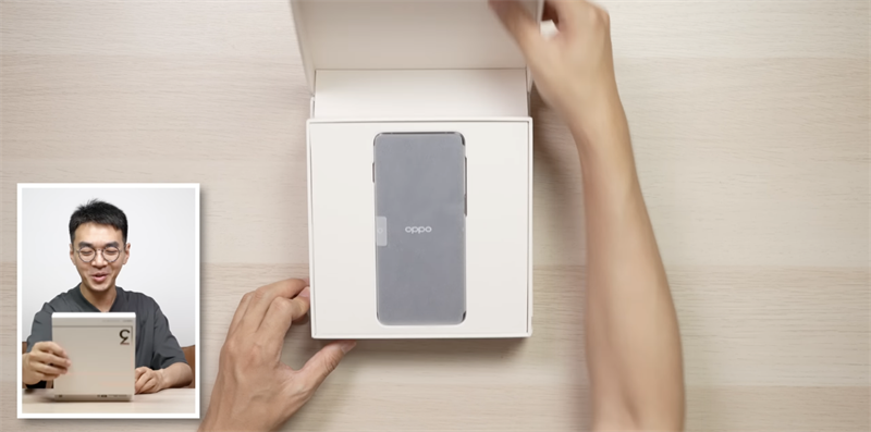 Ngay khi mở hộp, chúng ta sẽ thấy được OPPO Find N3 Flip. Nguồn: 钟文泽. Ngay khi mở hộp, chúng ta sẽ thấy được OPPO Find N3 Flip. Nguồn: 钟文泽.
