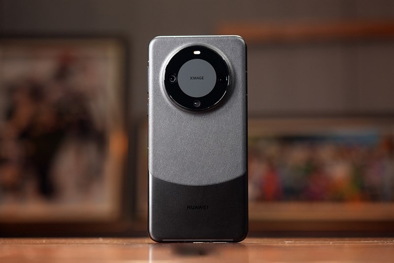 Huawei Mate 60 Pro sở hữu kiểu dáng thiết kế quen thuộc nên mang lại được trải nghiệm cầm nắm rất thoải mái Huawei Mate 60 Pro sở hữu kiểu dáng thiết kế quen thuộc nên mang lại được trải nghiệm cầm nắm rất thoải mái