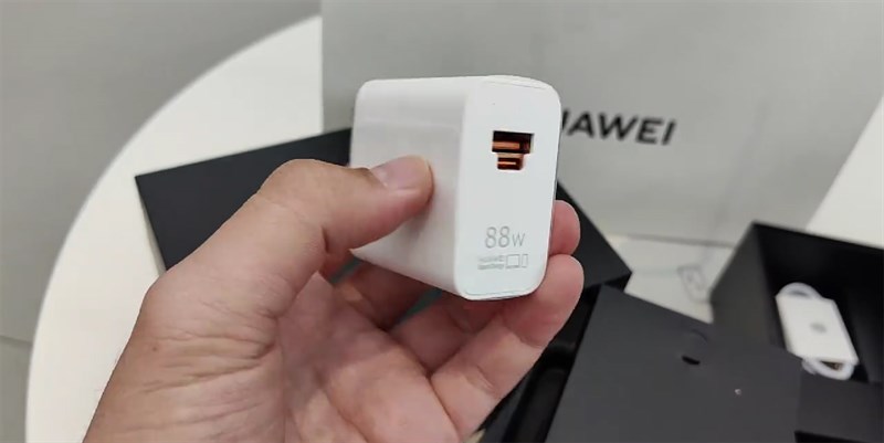 Huawei Mate 60 Pro vẫn được đi kèm với nhiều món phụ kiện cần thiết Huawei Mate 60 Pro vẫn được đi kèm với nhiều món phụ kiện cần thiết