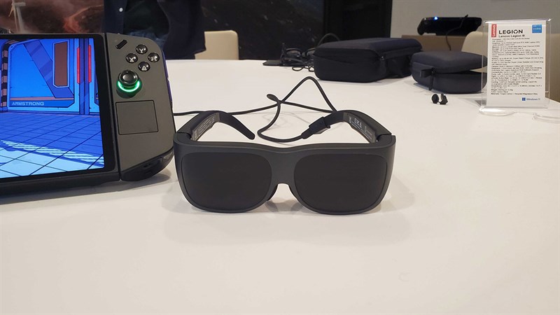 Cận cảnh chiếc kính thực tế ảo Lenovo Legion Glasses (Ảnh: TechRadar)