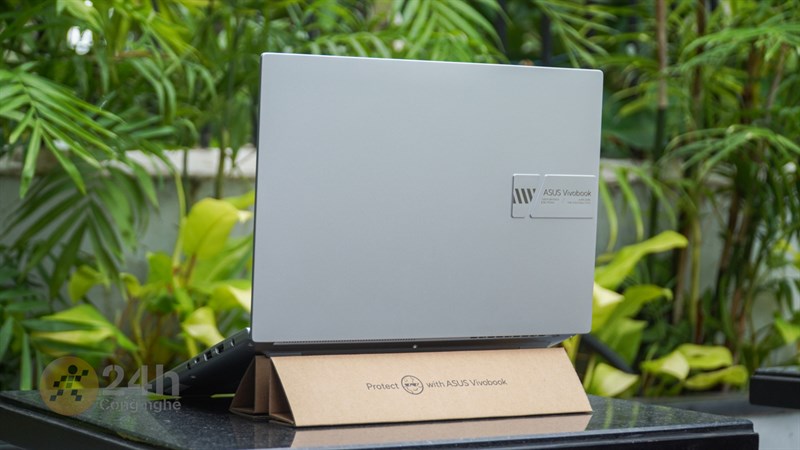 Phần giá đỡ này giúp máy tạo thành một góc nghiêng để tản nhiệt hiệu quả và gõ phím thoải mái. Phần giá đỡ này giúp máy tạo thành một góc nghiêng để tản nhiệt hiệu quả và gõ phím thoải mái.
