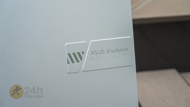 Mặt trước của ASUS Vivobook 14X OLED KM006W có thiết kế tối giản. Mặt trước của ASUS Vivobook 14X OLED KM006W có thiết kế tối giản.