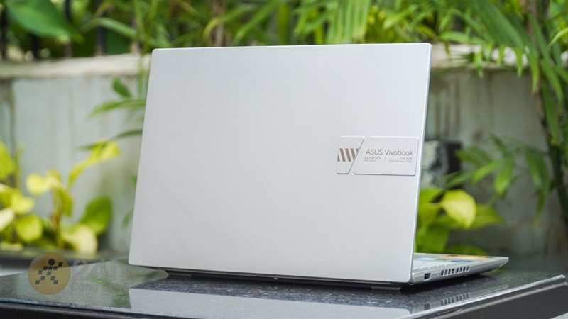 ASUS Vivobook 14X OLED KM006W mỏng nhẹ với các góc và các cạnh được thiết kế vuông vức. ASUS Vivobook 14X OLED KM006W mỏng nhẹ với các góc và các cạnh được thiết kế vuông vức.