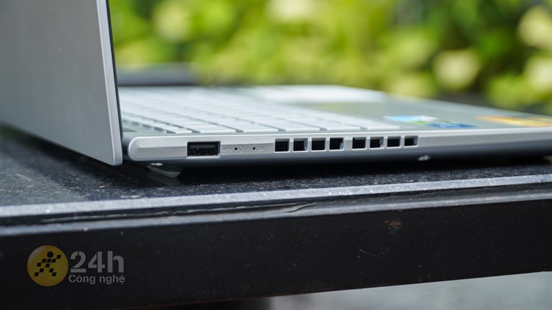 Cạnh trái của ASUS Vivobook 14X OLED KM006W. Cạnh trái của ASUS Vivobook 14X OLED KM006W.