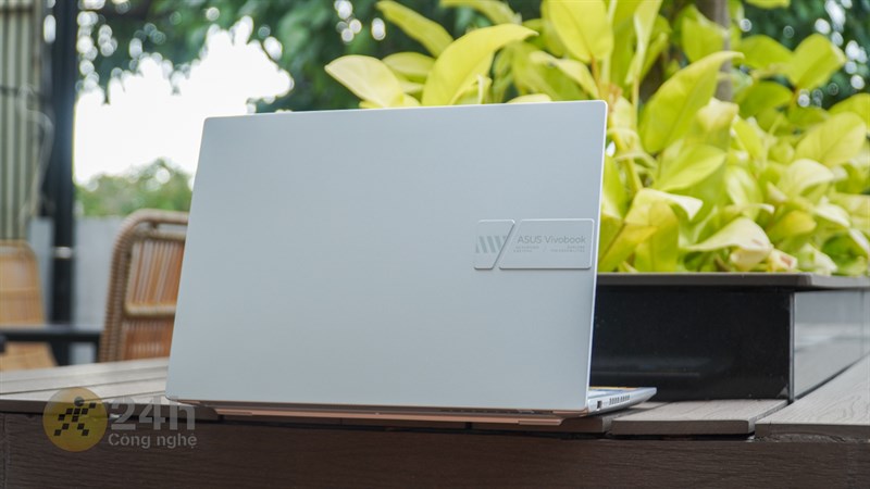 Thiết kế của ASUS Vivobook 14X OLED KM006W cho phép máy tiếp cận đến nhiều đối tượng khách hàng khác nhau. Thiết kế của ASUS Vivobook 14X OLED KM006W cho phép máy tiếp cận đến nhiều đối tượng khách hàng khác nhau.