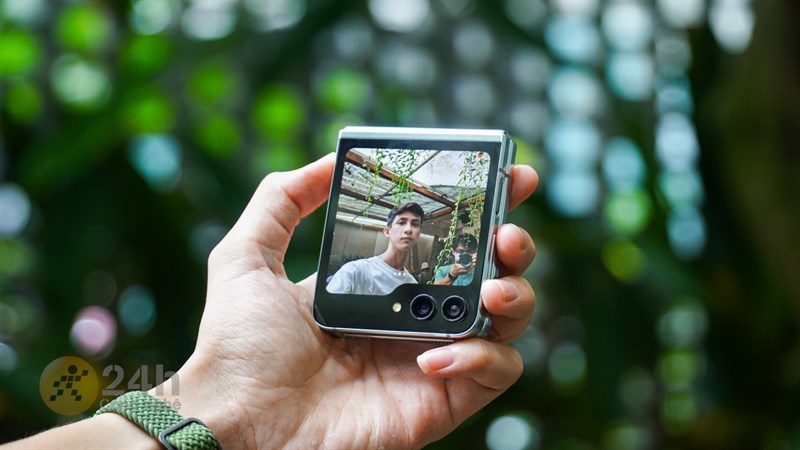 Những trải nghiệm mà Galaxy Z Flip5 mang đến khác biệt hoàn toàn và linh hoạt hơn so với smartphone phẳng. Những trải nghiệm mà Galaxy Z Flip5 mang đến khác biệt hoàn toàn và linh hoạt hơn so với smartphone phẳng.
