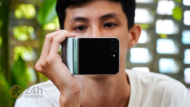 Chúng ta có thể cầm Galaxy Z Flip5 giống như vậy để quay vlog, tiện lợi không thua kém gì so với chiếc máy ảnh compact. Chúng ta có thể cầm Galaxy Z Flip5 giống như vậy để quay vlog, tiện lợi không thua kém gì so với chiếc máy ảnh compact.