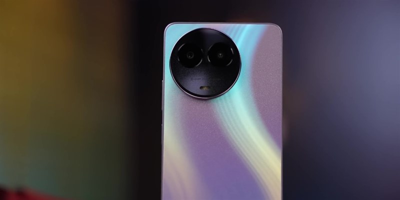 Cụm camera sau của realme 11x 5G có dạng hình tròn và nền màu đen nhám. Cụm camera sau của realme 11x 5G có dạng hình tròn và nền màu đen nhám.
