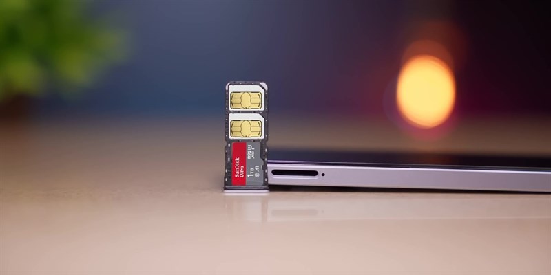 Còn cạnh trái là nơi chứa khay SIM và thẻ nhớ. Còn cạnh trái là nơi chứa khay SIM và thẻ nhớ.