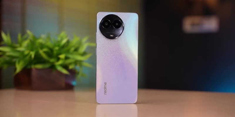 realme 11x 5G có tổng thể kết hợp hài hòa giữa các cạnh phẳng, vuông vức với góc máy bo cong mềm mại realme 11x 5G có tổng thể kết hợp hài hòa giữa các cạnh phẳng, vuông vức với góc máy bo cong mềm mại