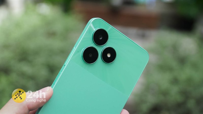 Cụm camera sau của realme C51 có các ống kính được làm nhô lên trực tiếp từ mặt lưng.