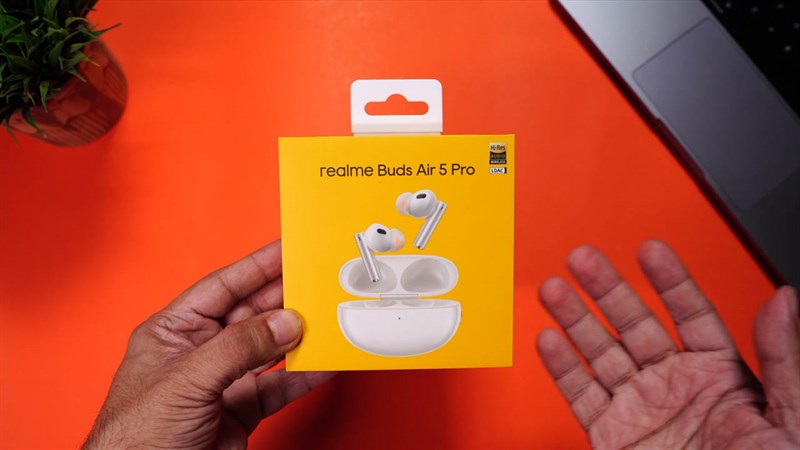 Trên tay realme Buds Air 5 Pro Trên tay realme Buds Air 5 Pro
