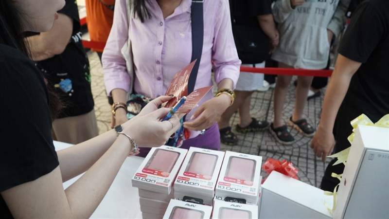 1.600 phiếu mua hàng iPhone, Apple Watch cùng 1.700 cường lực miễn phí đang chờ đợi các khách hàng 1.600 phiếu mua hàng iPhone, Apple Watch cùng 1.700 cường lực miễn phí đang chờ đợi các khách hàng