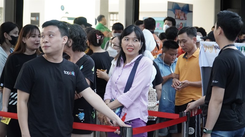 Các vị khách đến ngày một đông hơn, các bạn nhân viên TopZone Khánh Hội sẽ cần cố gắng hết sức cho buổi sự kiên này Các vị khách đến ngày một đông hơn, các bạn nhân viên TopZone Khánh Hội sẽ cần cố gắng hết sức cho buổi sự kiên này