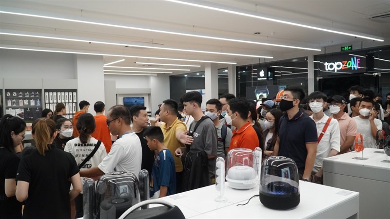 Một số khách khác đang trải nghiệm sản phẩm Apple tại cửa hàng đạt chuẩn Apple Premium Reseller trước khi đưa ra quyết định Một số khách khác đang trải nghiệm sản phẩm Apple tại cửa hàng đạt chuẩn Apple Premium Reseller trước khi đưa ra quyết định