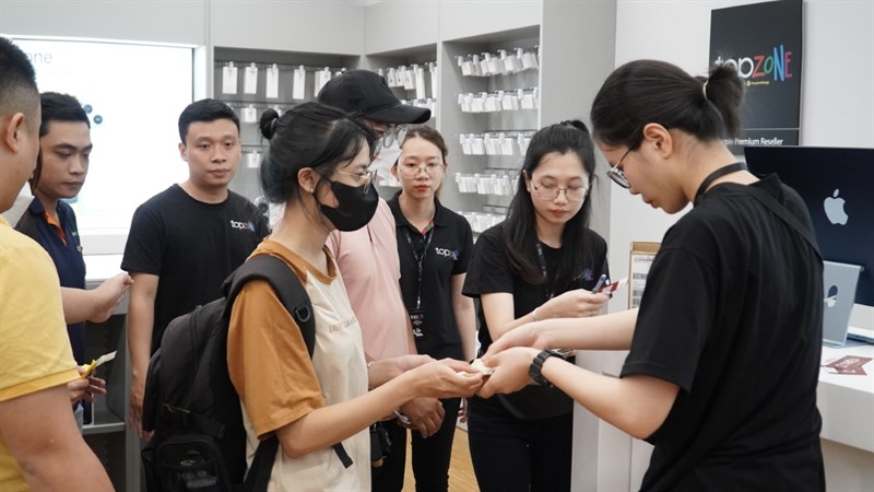 Các vị khách sở hữu phiếu mua hàng iPhone liền nhanh chóng làm thủ tục Các vị khách sở hữu phiếu mua hàng iPhone liền nhanh chóng làm thủ tục