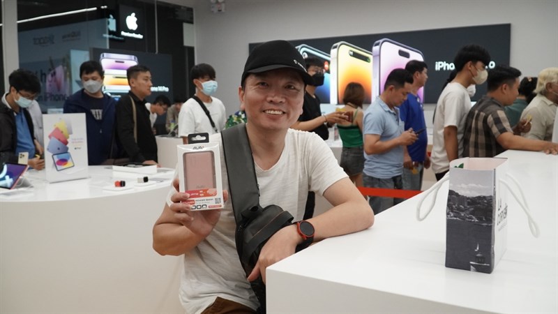 Một trong những vị khách trúng suất mua sạc dự phòng 10.000 mAh giá 10 nghìn đồng Một trong những vị khách trúng suất mua sạc dự phòng 10.000 mAh giá 10 nghìn đồng