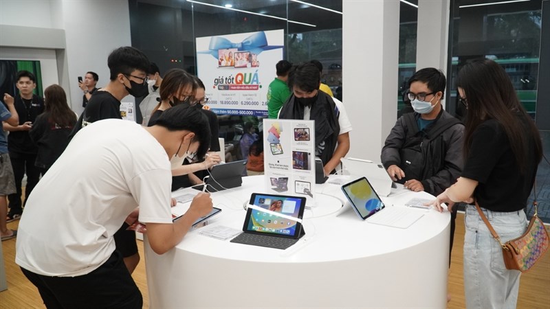 Một số khách khác đang trải nghiệm sản phẩm Apple tại cửa hàng đạt chuẩn Apple Premium Reseller trước khi đưa ra quyết định Một số khách khác đang trải nghiệm sản phẩm Apple tại cửa hàng đạt chuẩn Apple Premium Reseller trước khi đưa ra quyết định