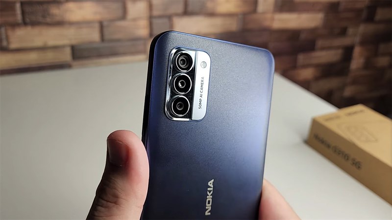 Mặt lưng của Nokia G310 5G được hoàn thiện dạng nhám và có cụm camera làm điểm nhấn