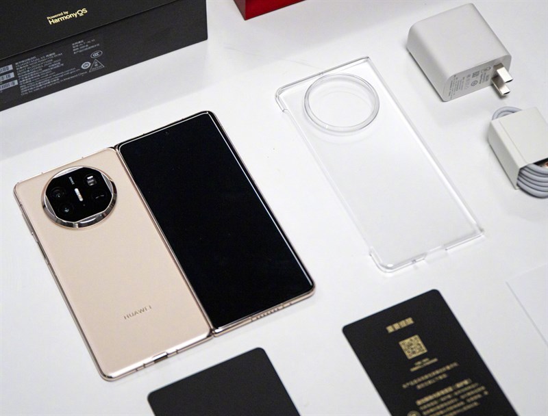 Bên trong hộp đựng của Huawei Mate X5 có rất nhiều món phụ kiện cần thiết Bên trong hộp đựng của Huawei Mate X5 có rất nhiều món phụ kiện cần thiết