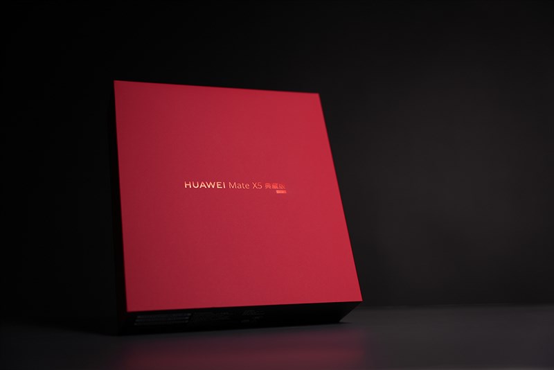 Hộp đựng của Huawei Mate X5 được thiết kế dạng vuông quen thuộc nhưng nổi bật hơn với vỏ ngoài màu đỏ. Nguồn: Weibo Hộp đựng của Huawei Mate X5 được thiết kế dạng vuông quen thuộc nhưng nổi bật hơn với vỏ ngoài màu đỏ. Nguồn: Weibo