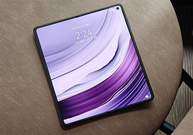 Màn hình trong của Huawei Mate X5 cũng mang lại chất lượng hiển thị ấn tượng nhưng đặc biệt hơn khi chia làm 2 phiên bản Màn hình trong của Huawei Mate X5 cũng mang lại chất lượng hiển thị ấn tượng nhưng đặc biệt hơn khi chia làm 2 phiên bản