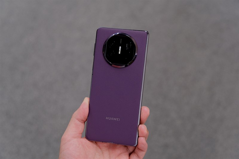 Huawei Mate X5 vẫn mang lại được trải nghiệm cầm nắm thoải mái cho người dùng Huawei Mate X5 vẫn mang lại được trải nghiệm cầm nắm thoải mái cho người dùng