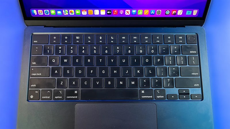 Màu Midnight trên MacBook Air được mượn tên từ các mẫu iPhone 13 và iPhone 14 Màu Midnight trên MacBook Air được mượn tên từ các mẫu iPhone 13 và iPhone 14
