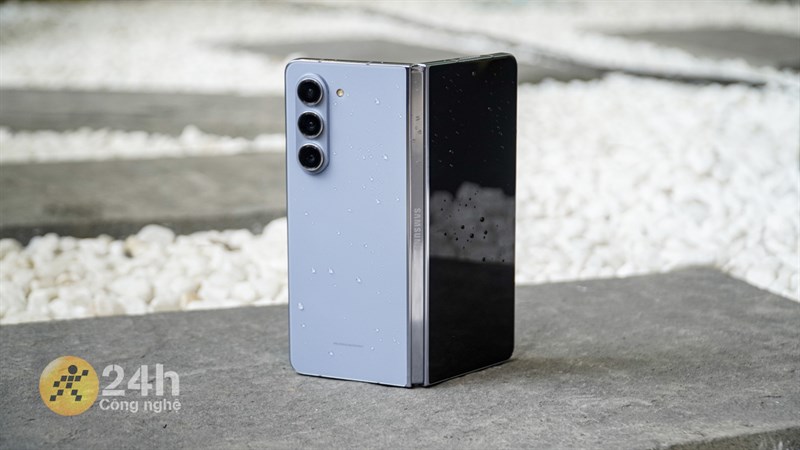 Cơ chế gập bản lề mới chính là điểm giúp Galaxy Z Flip5 lẫn Galaxy Z Fold5 đạt được độ bền ấn tượng. Cơ chế gập bản lề mới chính là điểm giúp Galaxy Z Flip5 lẫn Galaxy Z Fold5 đạt được độ bền ấn tượng.
