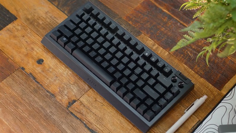 Razer BlackWidow V4 75% có thiết kế hầm hố và gọn gàng Razer BlackWidow V4 75% có thiết kế hầm hố và gọn gàng