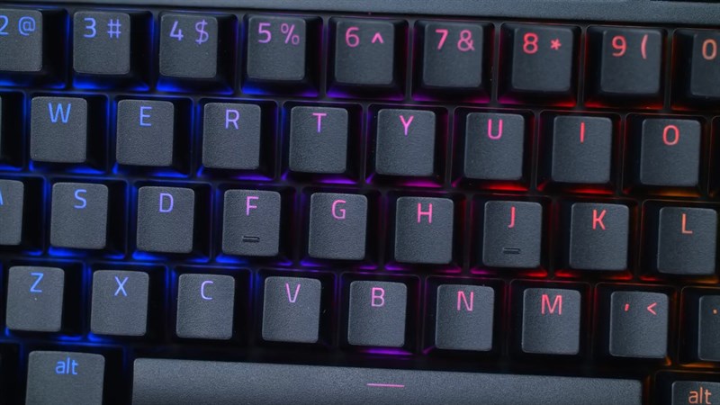 Razer BlackWidow V4 75% được trang bị hệ thống đèn nền Razer Synapse 3 dưới bàn phím Razer BlackWidow V4 75% được trang bị hệ thống đèn nền Razer Synapse 3 dưới bàn phím