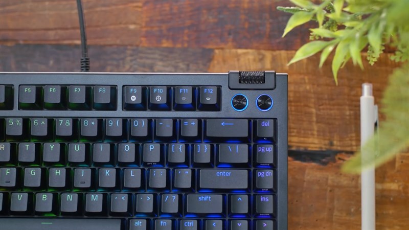 Razer BlackWidow V4 75% còn được trang bị các nút điều khiển đa phương tiện Razer BlackWidow V4 75% còn được trang bị các nút điều khiển đa phương tiện