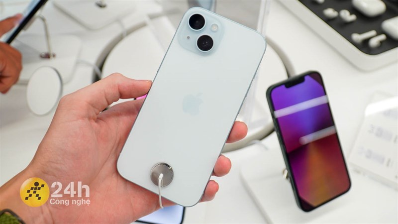 Mặt lưng của iPhone 15 vẫn nổi bật với logo Táo Khuyết và cụm camera lớn