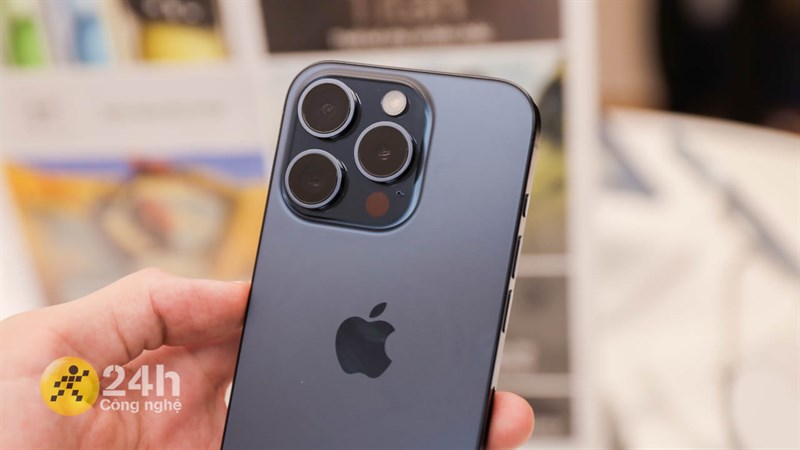Cụm camera của iPhone 15 Pro được làm liền mạch hơn và cách sắp xếp các cảm biến vẫn giữ nguyên. Cụm camera của iPhone 15 Pro được làm liền mạch hơn và cách sắp xếp các cảm biến vẫn giữ nguyên.