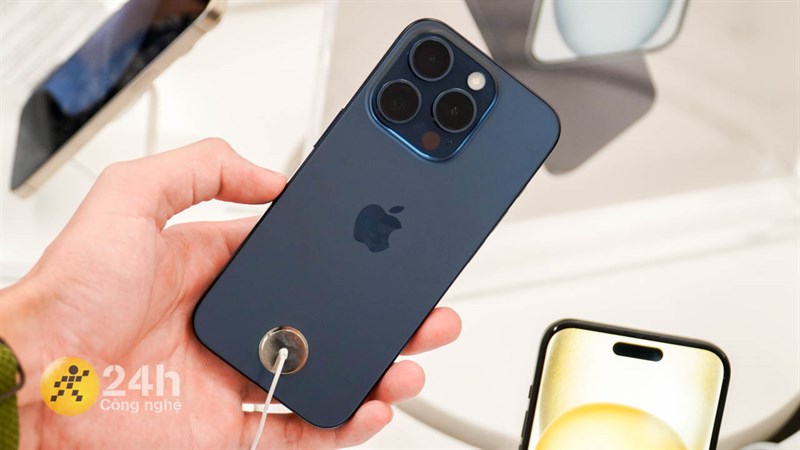 iPhone 15 Pro có thiết kế nhỏ gọn cùng ngôn thiết kế quen thuộc với khung viền vuông vức. iPhone 15 Pro có thiết kế nhỏ gọn cùng ngôn thiết kế quen thuộc với khung viền vuông vức.