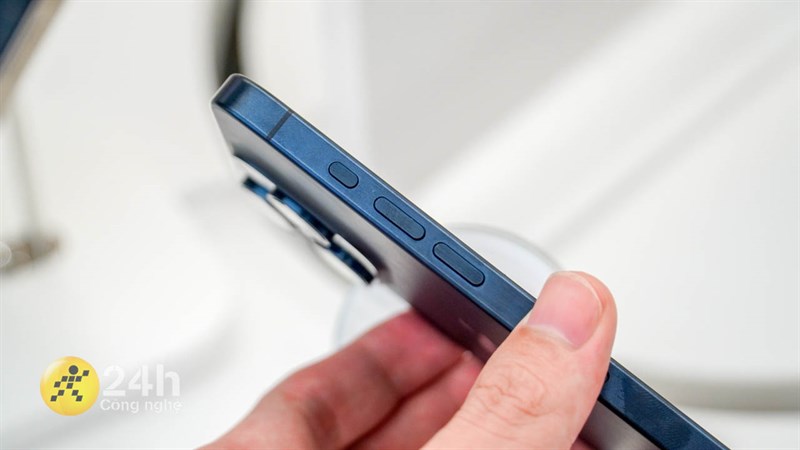 Khung viền của iPhone 15 Pro được hoàn thiện từ Titanium và được làm bo cong ở các mép viền Khung viền của iPhone 15 Pro được hoàn thiện từ Titanium và được làm bo cong ở các mép viền