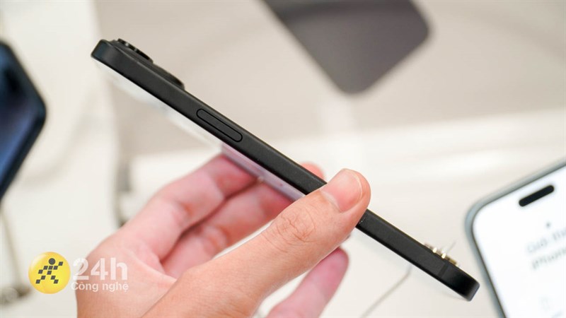 Cạnh phải iPhone 15 Plus chứa nút nguồn Cạnh phải iPhone 15 Plus chứa nút nguồn
