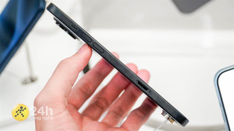 Cạnh trái iPhone 15 Plus được trang bị gạt âm thanh, nút bấm tăng giảm âm lượng và khe cắm SIM Cạnh trái iPhone 15 Plus được trang bị gạt âm thanh, nút bấm tăng giảm âm lượng và khe cắm SIM
