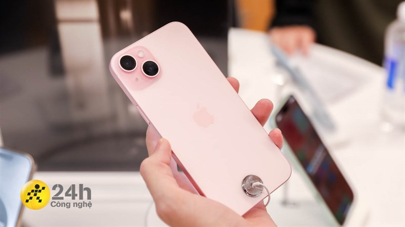 Mặt sau của iPhone 15 Plus cũng được làm phẳng với logo Apple ở vị trí quen thuộc Mặt sau của iPhone 15 Plus cũng được làm phẳng với logo Apple ở vị trí quen thuộc