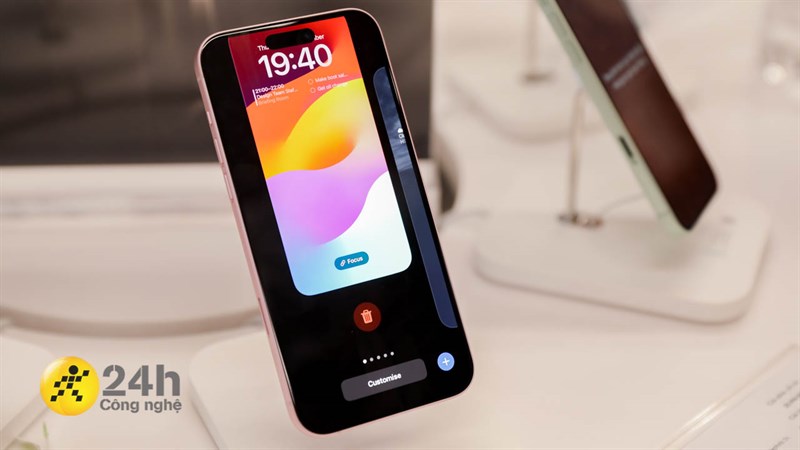 iPhone 15 Plus cũng được loại bỏ màn hình tai thỏ thường thấy và thay vào đó là màn hình khoét dạng viên thuốc và tính năng Dynamic Island đi kèm. iPhone 15 Plus cũng được loại bỏ màn hình tai thỏ thường thấy và thay vào đó là màn hình khoét dạng viên thuốc và tính năng Dynamic Island đi kèm.