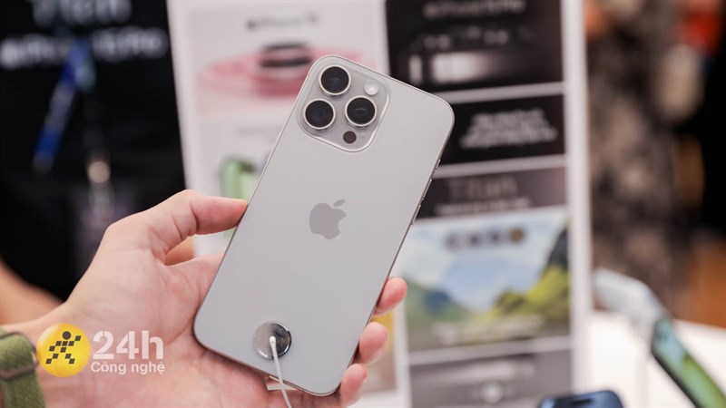 iPhone 15 Pro Max sử dụng khung viền titan bền và nhẹ hơn iPhone 15 Pro Max sử dụng khung viền titan bền và nhẹ hơn