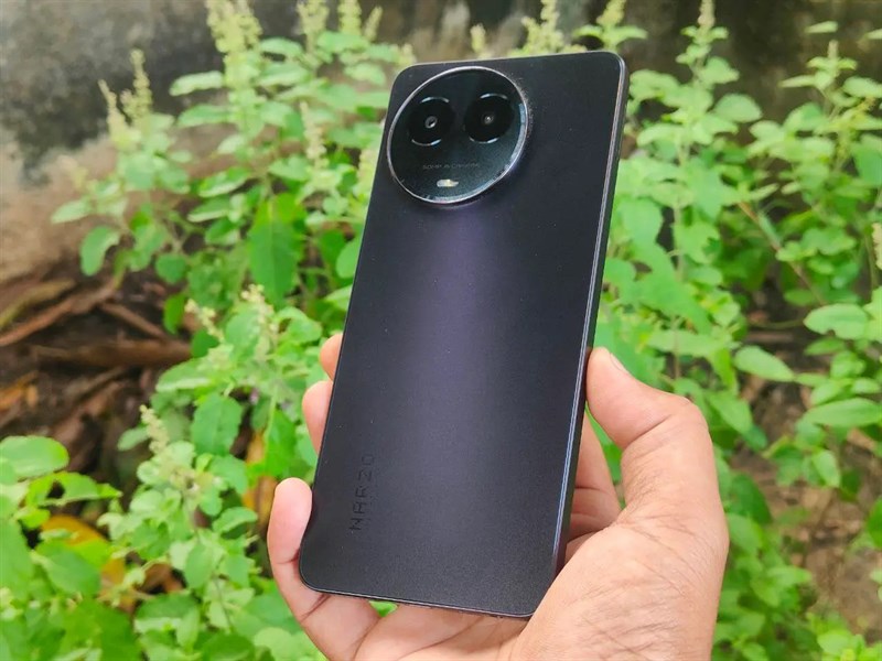 Mặt lưng của realme Narzo 70x có thể được làm dạng kính nhám và có nhiều máu ức bắt mắt Mặt lưng của realme Narzo 70x có thể được làm dạng kính nhám và có nhiều máu ức bắt mắt