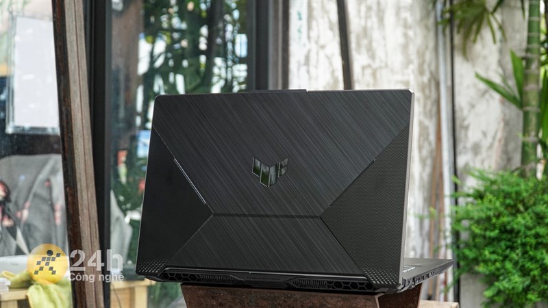 ASUS TUF Gaming F17 FX706HF có kích thước 399 x 269 x 23.3 ~ 24.8 mm và nặng 2.6 kg.