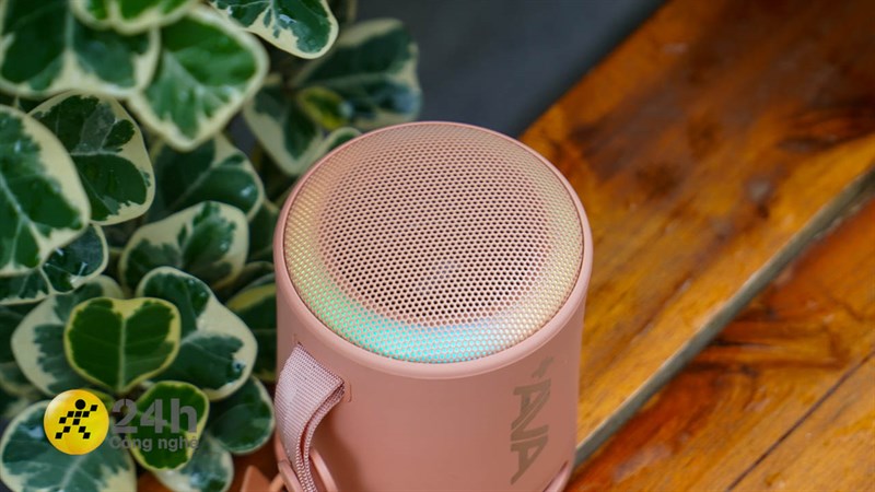 Ở mặt trên của AVA+ Free Go F13 là màng loa có tích hợp hệ thống đèn LED ẩn bên trong. Ở mặt trên của AVA+ Free Go F13 là màng loa có tích hợp hệ thống đèn LED ẩn bên trong.