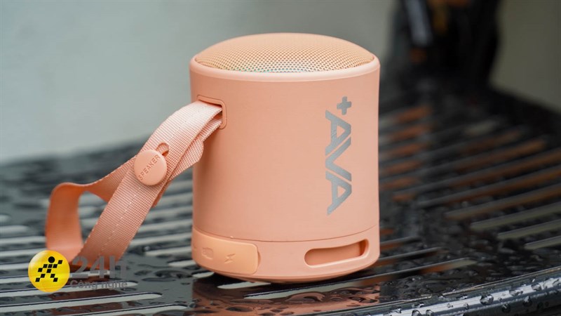 Mặt trước của loa là logo AVA+ có kích thước lớn và được in rất nổi bật. Mặt trước của loa là logo AVA+ có kích thước lớn và được in rất nổi bật.