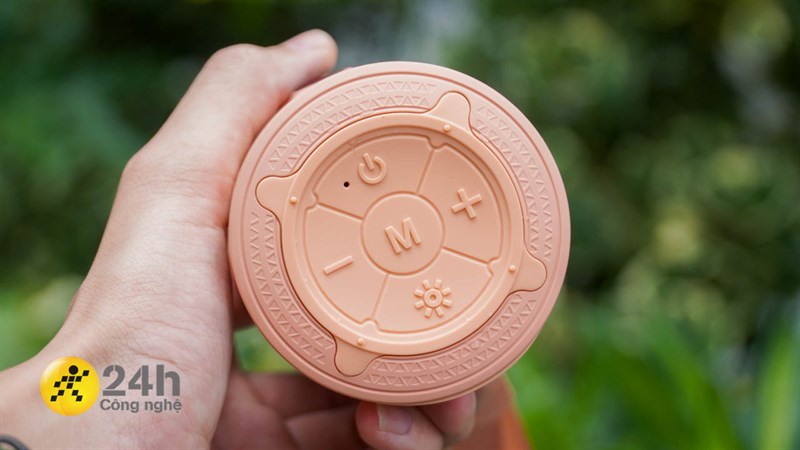 Ở mặt dưới của AVA+ Free Go F13 là khu vực điều khiển với cụm 5 nút bấm được xếp gọn gàng theo thiết kế loa. Ở mặt dưới của AVA+ Free Go F13 là khu vực điều khiển với cụm 5 nút bấm được xếp gọn gàng theo thiết kế loa.