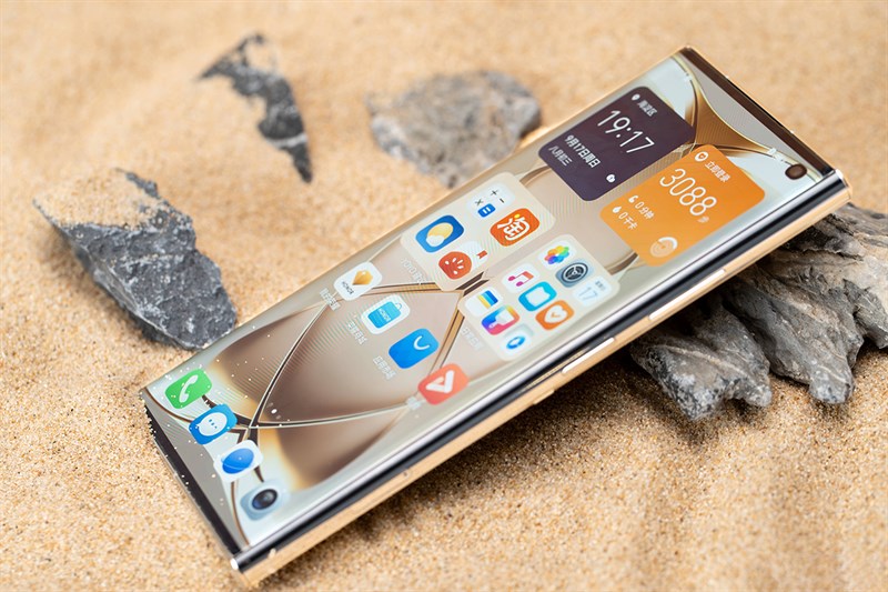 Honor V Purse sở hữu thiết kế rất nhỏ gọn cùng với màu vàng sang trọng hứa hẹn mang đến những trải nghiệm cầm nắm thoải mái cho người dùng Honor V Purse sở hữu thiết kế rất nhỏ gọn cùng với màu vàng sang trọng hứa hẹn mang đến những trải nghiệm cầm nắm thoải mái cho người dùng