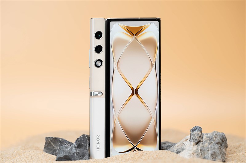 Honor V Purse là chiếc điện thoại gập được thiết kế theo cách gập ra ngoài thay vì gập vô trong như bao sản phẩm đang có trên thị trường Honor V Purse là chiếc điện thoại gập được thiết kế theo cách gập ra ngoài thay vì gập vô trong như bao sản phẩm đang có trên thị trường