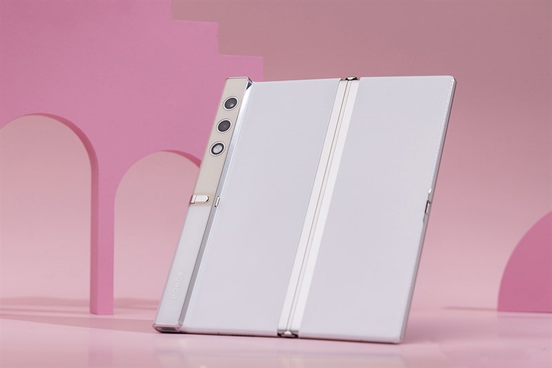 Cạnh viền của Honor V Purse còn được trang bị cụm camera và nút bấm mở điện thoại Cạnh viền của Honor V Purse còn được trang bị cụm camera và nút bấm mở điện thoại