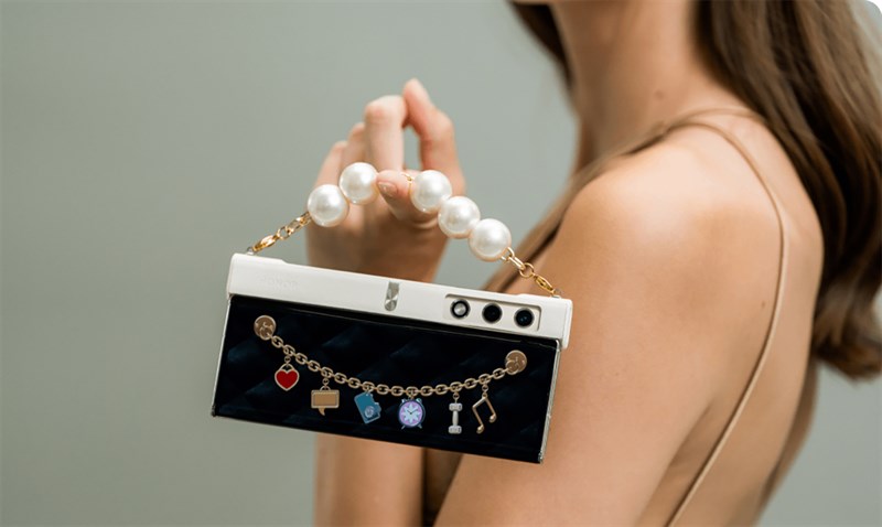 Honor V Purse không chỉ là điện thoại mà còn là một món phụ kiện thời trang Honor V Purse không chỉ là điện thoại mà còn là một món phụ kiện thời trang